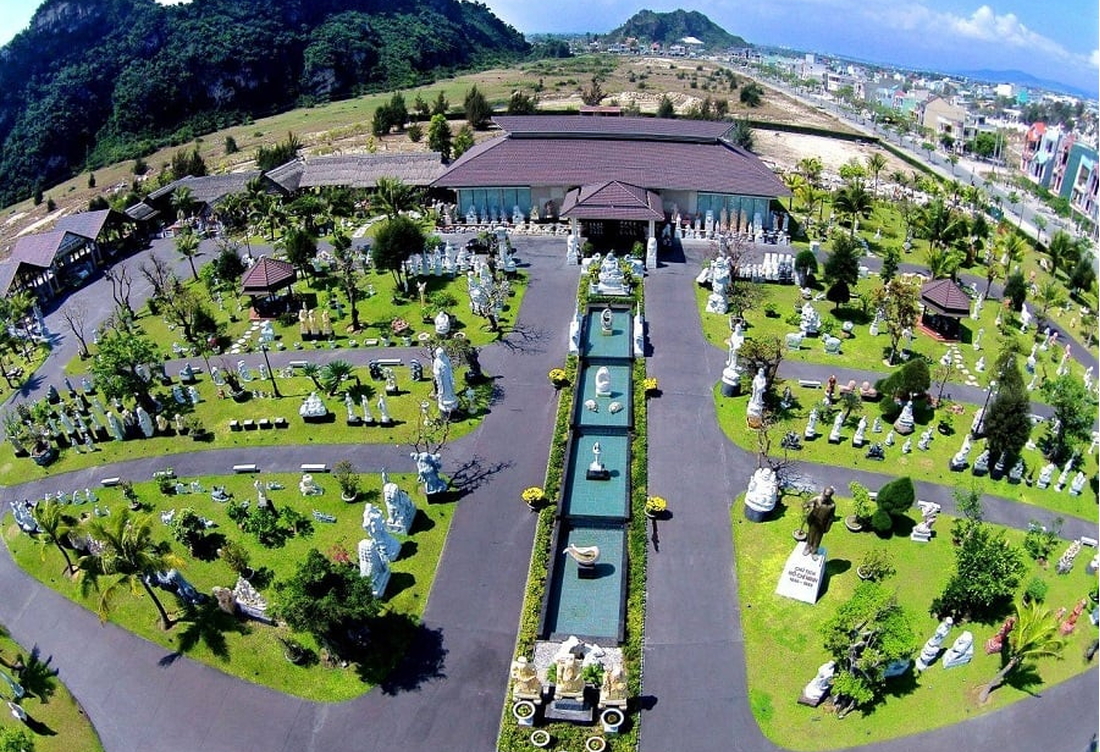 Tour Ha Noi - Da Nang - Son Tra Peninsula - Hoi An Old Town - Ba Na Hill - Hue City - Phong Nha Cave 5 Days 4 Nights