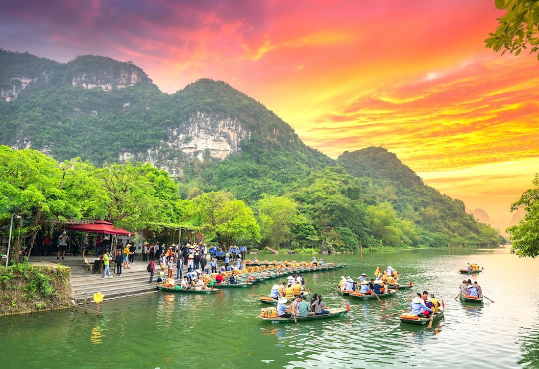 Rice Terraces to Limestone Peaks