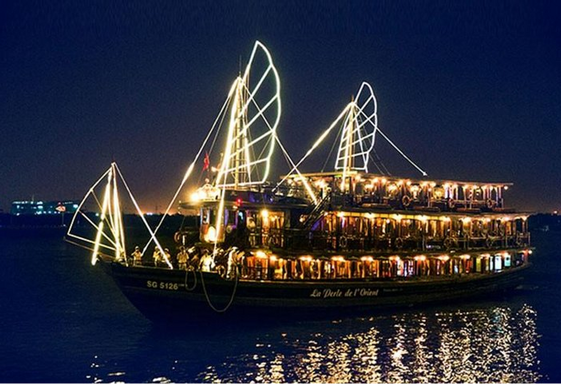 Water Puppet Show and Dinner on Indochina Junk Cruise at Saigon