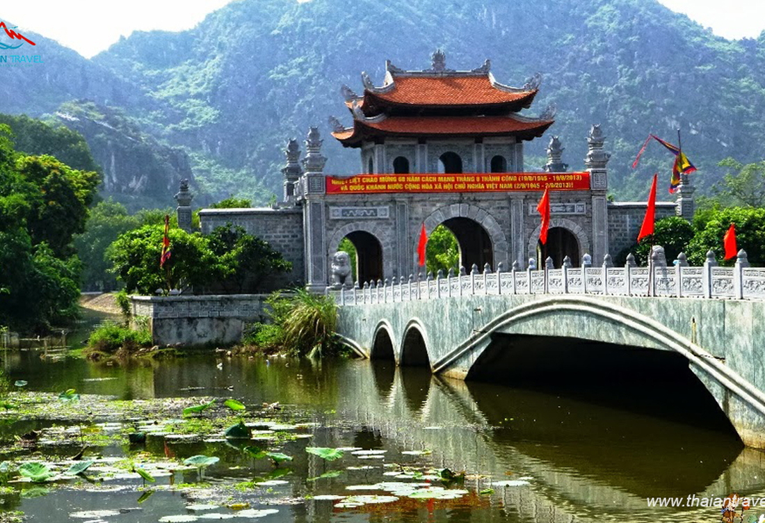 Tour Hoa Lư – Tam Cốc – Hang Múa 1 Ngày | Chinh Phục Tuyệt Cảnh Ninh Bình Từ Mặt Nước Đến Đỉnh Núi