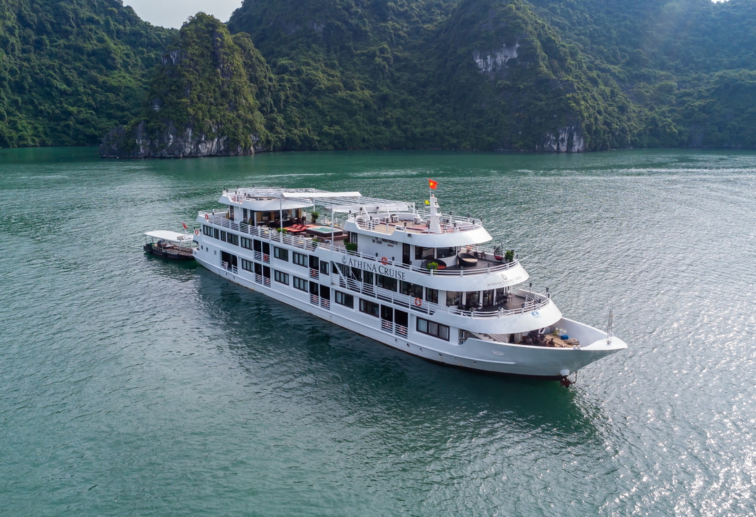 Tour Du Thuyền 5 Sao Vịnh Hạ Long 2 Ngày 1 Đêm | Hang Sửng Sốt – Đảo Titov – Kayak