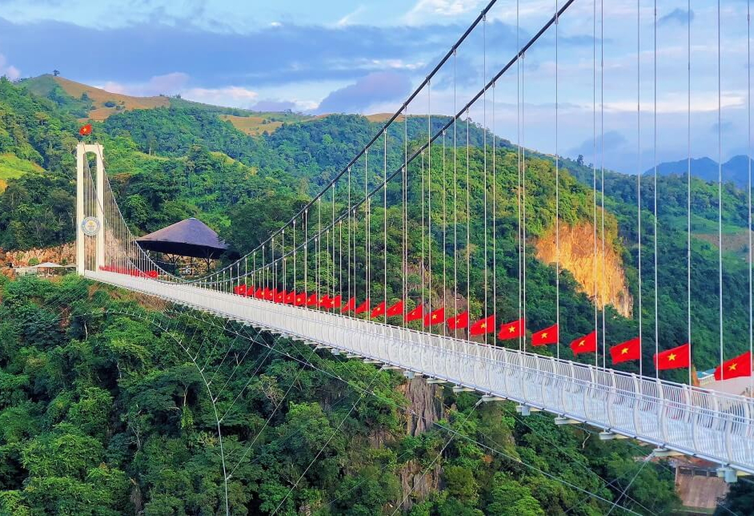 Tour Mai Châu – Mộc Châu – Cầu kính Bạch Long 3 Ngày 2 Đêm | Trải nghiệm Tây Bắc trọn vẹn