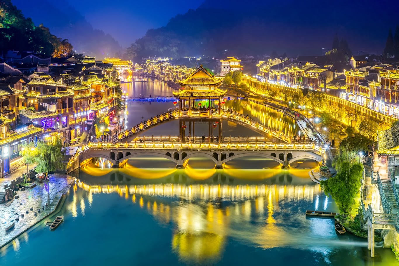 hình ảnh Phượng Hoàng Cổ Trấn về đêm